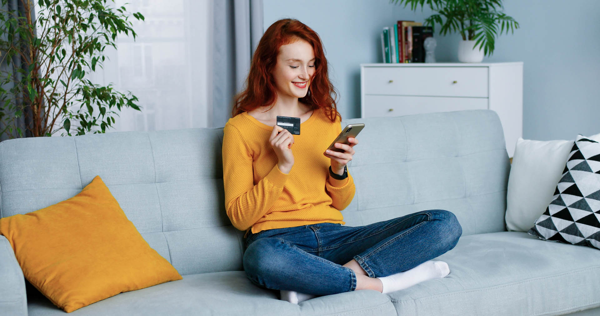 Une jeune femme achète en ligne avec son smartphone